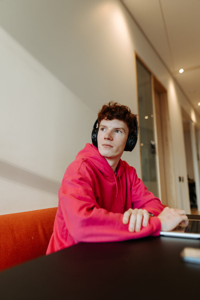 Photographie institutionnelle lifestyle à Montréal. Photographie universitaire à HEC Montréal.