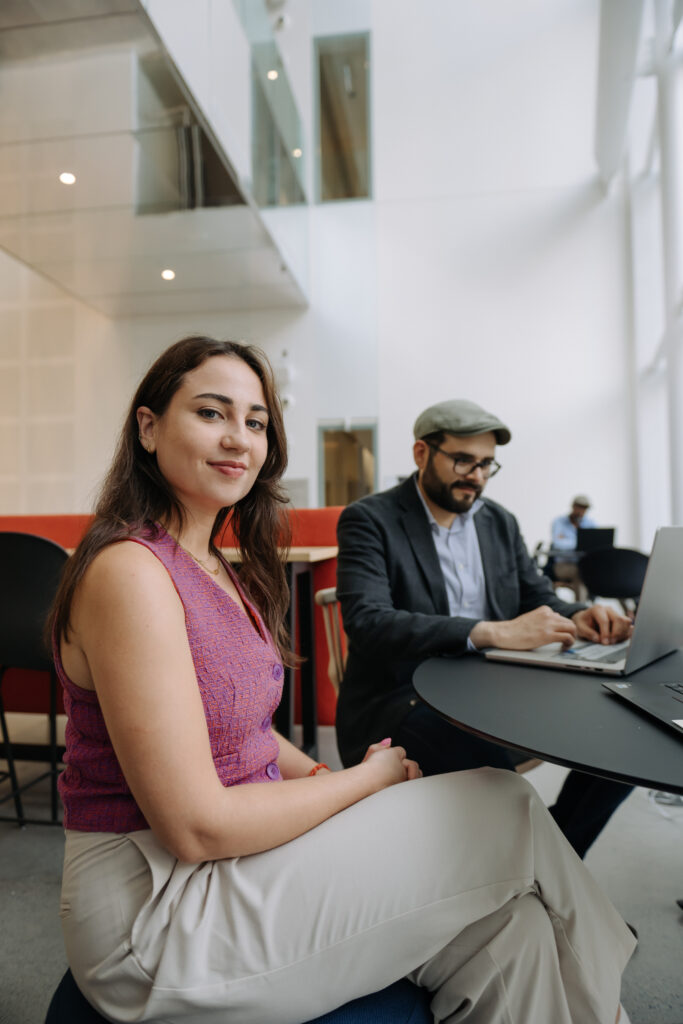Photographie institutionnelle lifestyle à Montréal. Photographie universitaire à HEC Montréal.