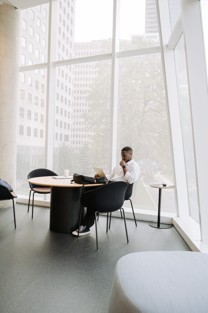 Photographie institutionnelle lifestyle à Montréal. Photographie universitaire à HEC Montréal.