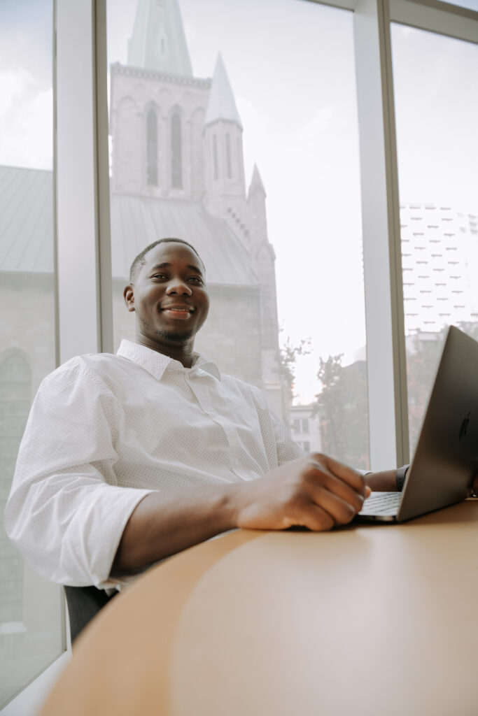 Photographie institutionnelle lifestyle à Montréal. Photographie universitaire à HEC Montréal.