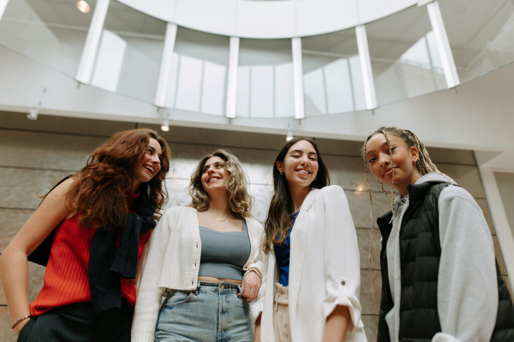 Photographie institutionnelle lifestyle à Montréal. Photographie universitaire à HEC Montréal.