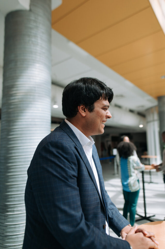 Photographie institutionnelle lifestyle à Montréal. Photographie universitaire à HEC Montréal.